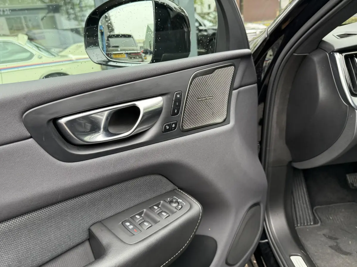 2.0 T6 Plug-in hybrid AWD Plus Black Edition SOH 100% | HARMAN KARDON| PANO| CAMERA | STOEL + STUURVERWARMING| PILOT ASSIST| MEMORY STOELEN| ACHTERBANK VERWARMD|