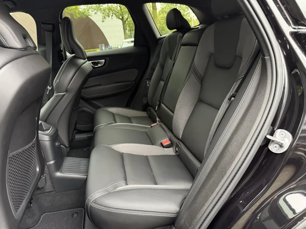 2.0 T6 Plug-in hybrid AWD Plus Black Edition SOH 100% | HARMAN KARDON| PANO| CAMERA | STOEL + STUURVERWARMING| PILOT ASSIST| MEMORY STOELEN| ACHTERBANK VERWARMD|