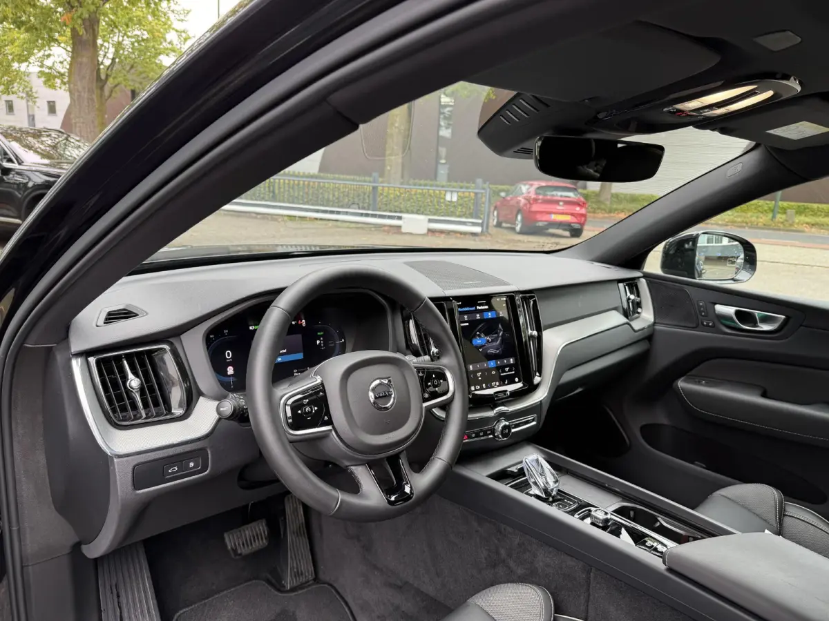 2.0 T6 Plug-in hybrid AWD Plus Black Edition SOH 100% | HARMAN KARDON| PANO| CAMERA | STOEL + STUURVERWARMING| PILOT ASSIST| MEMORY STOELEN| ACHTERBANK VERWARMD|