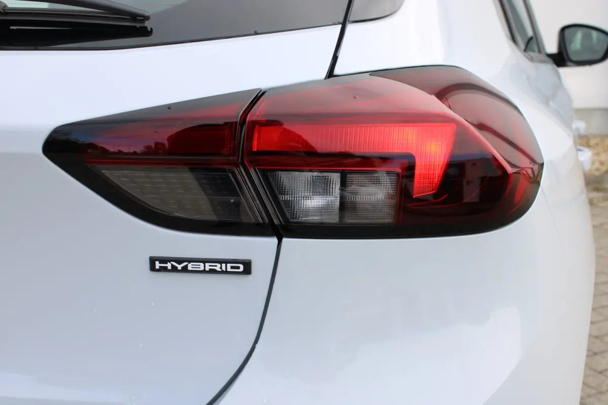 1.2 Turbo Hybrid Business Edition AUTOMAAT / Navigatie via Carplay / Camera / Parkeersensoren / Dodehoek Detectie / LED /
