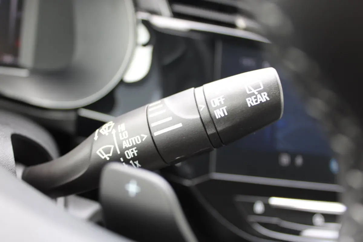 1.2 Turbo Hybrid Business Edition AUTOMAAT / Navigatie via Carplay / Camera / Parkeersensoren / Dodehoek Detectie / LED /
