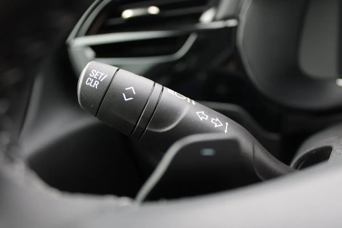 1.2 Turbo Hybrid Business Edition AUTOMAAT / Navigatie via Carplay / Camera / Parkeersensoren / Dodehoek Detectie / LED /
