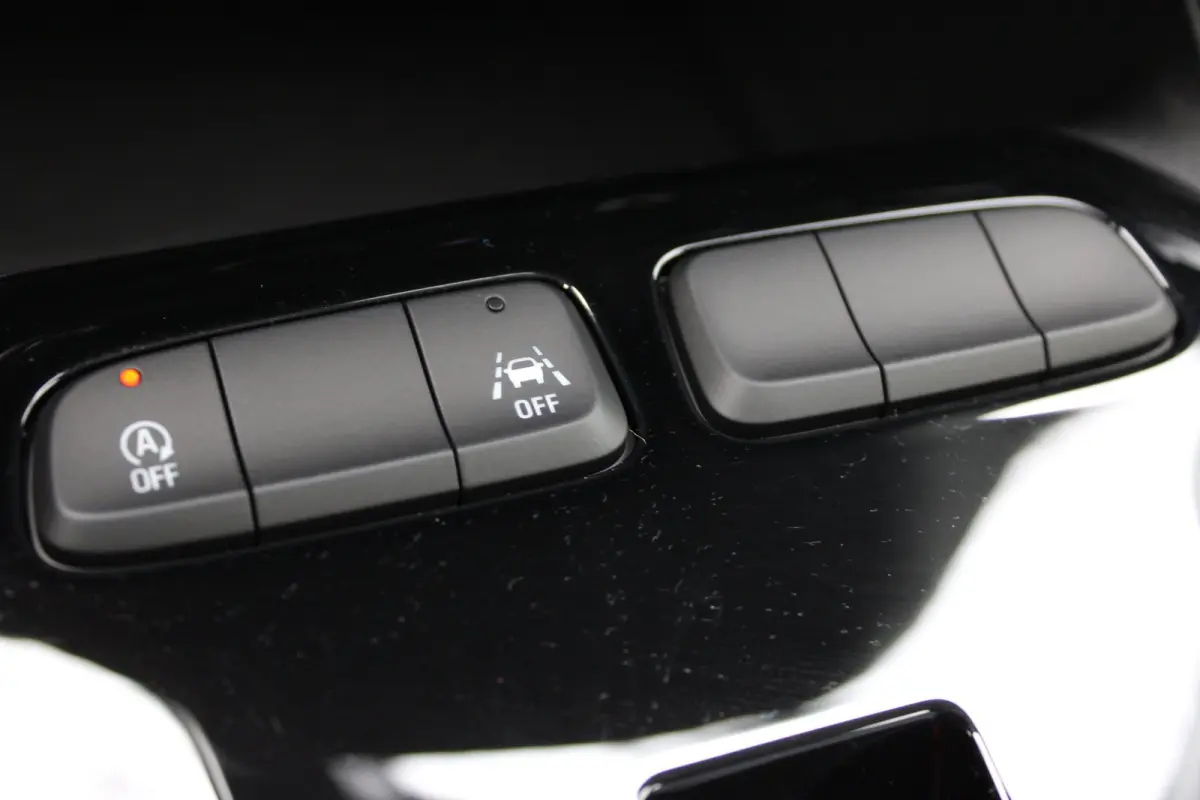 1.2 Turbo Hybrid Business Edition AUTOMAAT / Navigatie via Carplay / Camera / Parkeersensoren / Dodehoek Detectie / LED /