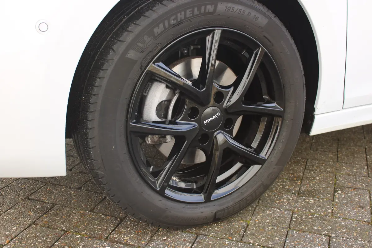 1.2 Turbo Hybrid Business Edition AUTOMAAT / Navigatie via Carplay / Camera / Parkeersensoren / Dodehoek Detectie / LED /