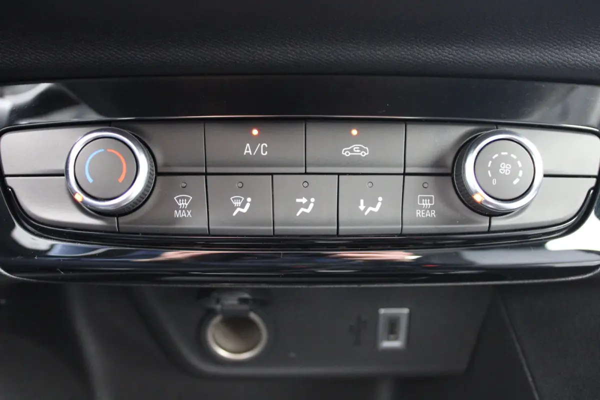 1.2 Turbo Hybrid Business Edition AUTOMAAT / Navigatie via Carplay / Camera / Parkeersensoren / Dodehoek Detectie / LED /