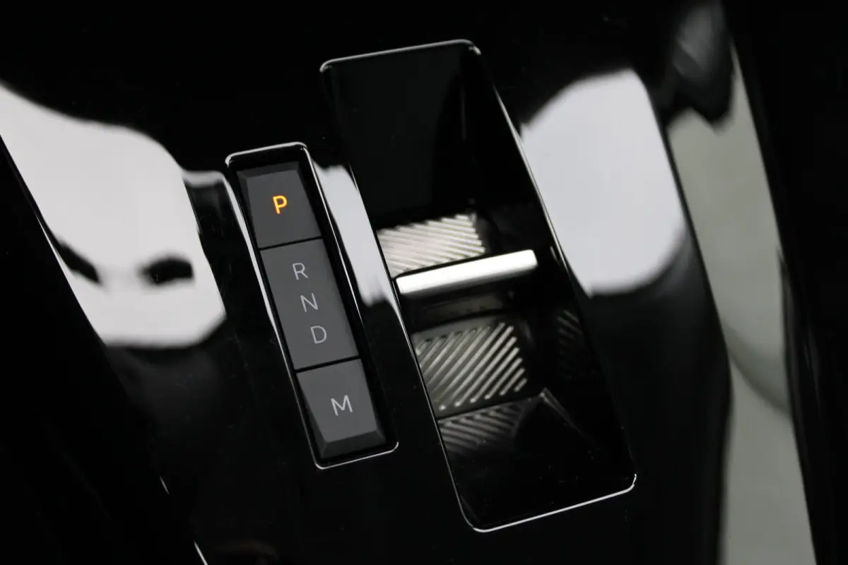 1.2 Turbo Hybrid Business Edition AUTOMAAT / Navigatie via Carplay / Camera / Parkeersensoren / Dodehoek Detectie / LED /