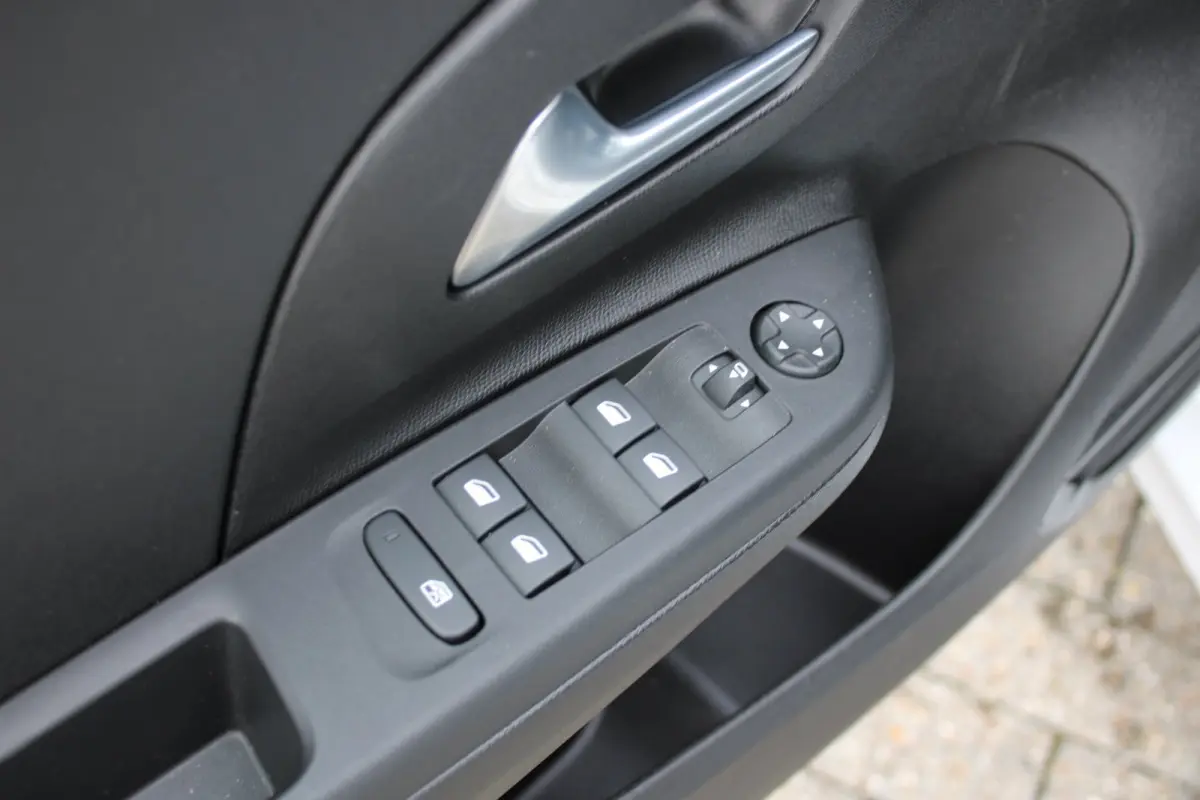 1.2 Turbo Hybrid Business Edition AUTOMAAT / Navigatie via Carplay / Camera / Parkeersensoren / Dodehoek Detectie / LED /