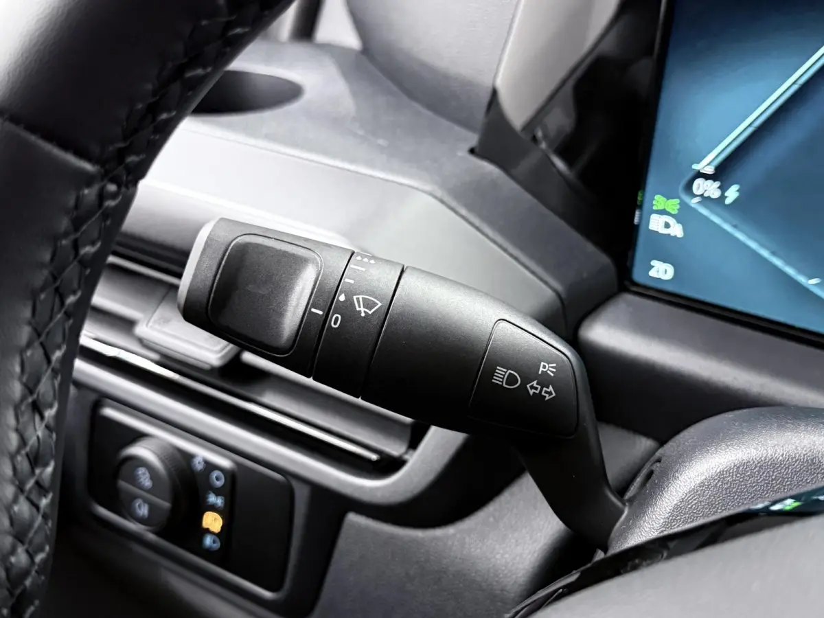 320 | L2 H1 | SPORT | 65 kWh | 301 KM RANGE WLTP | 2-ZITS | ADAPTIVE CRUISE CONTROL | LM VELGEN | SPOILER | PARKEERCAMERA | NAVIGATIE |