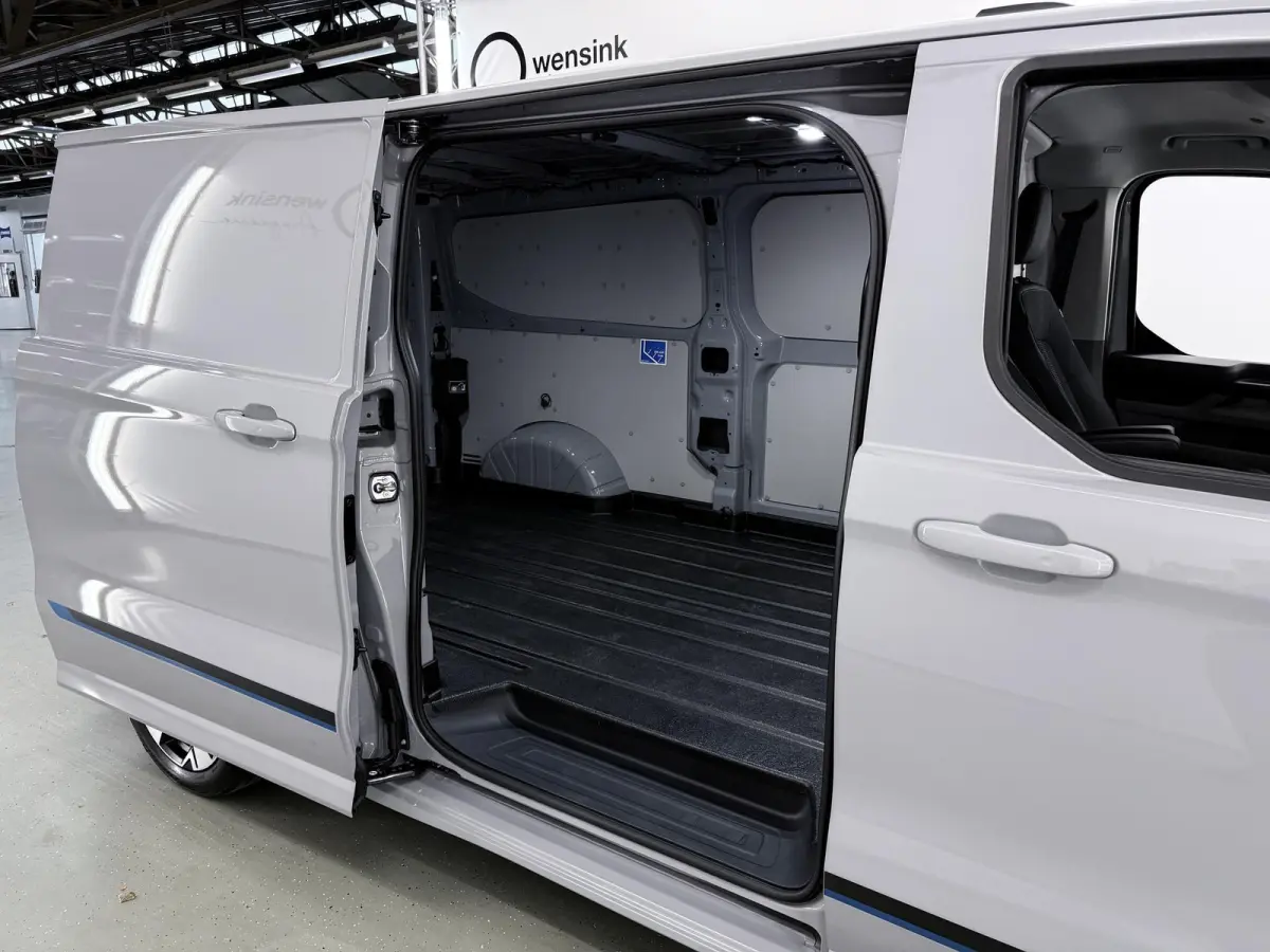 320 | L2 H1 | SPORT | 65 kWh | 301 KM RANGE WLTP | 2-ZITS | ADAPTIVE CRUISE CONTROL | LM VELGEN | SPOILER | PARKEERCAMERA | NAVIGATIE |