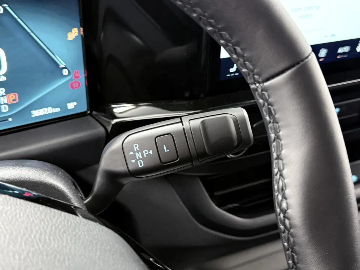 320 | L2 H1 | SPORT | 65 kWh | 301 KM RANGE WLTP | 2-ZITS | ADAPTIVE CRUISE CONTROL | LM VELGEN | SPOILER | PARKEERCAMERA | NAVIGATIE |