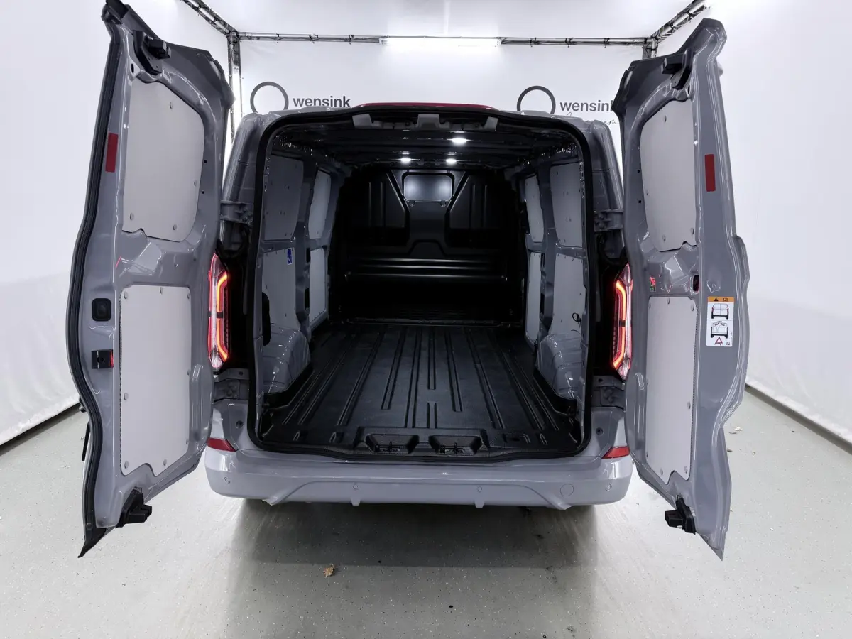 320 | L2 H1 | SPORT | 65 kWh | 301 KM RANGE WLTP | 2-ZITS | ADAPTIVE CRUISE CONTROL | LM VELGEN | SPOILER | PARKEERCAMERA | NAVIGATIE |
