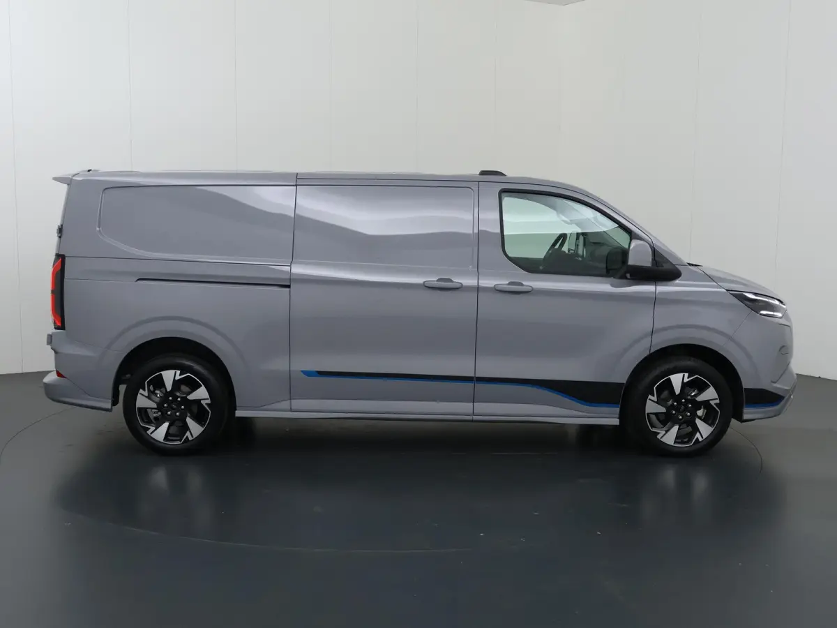 320 | L2 H1 | SPORT | 65 kWh | 301 KM RANGE WLTP | 2-ZITS | ADAPTIVE CRUISE CONTROL | LM VELGEN | SPOILER | PARKEERCAMERA | NAVIGATIE |