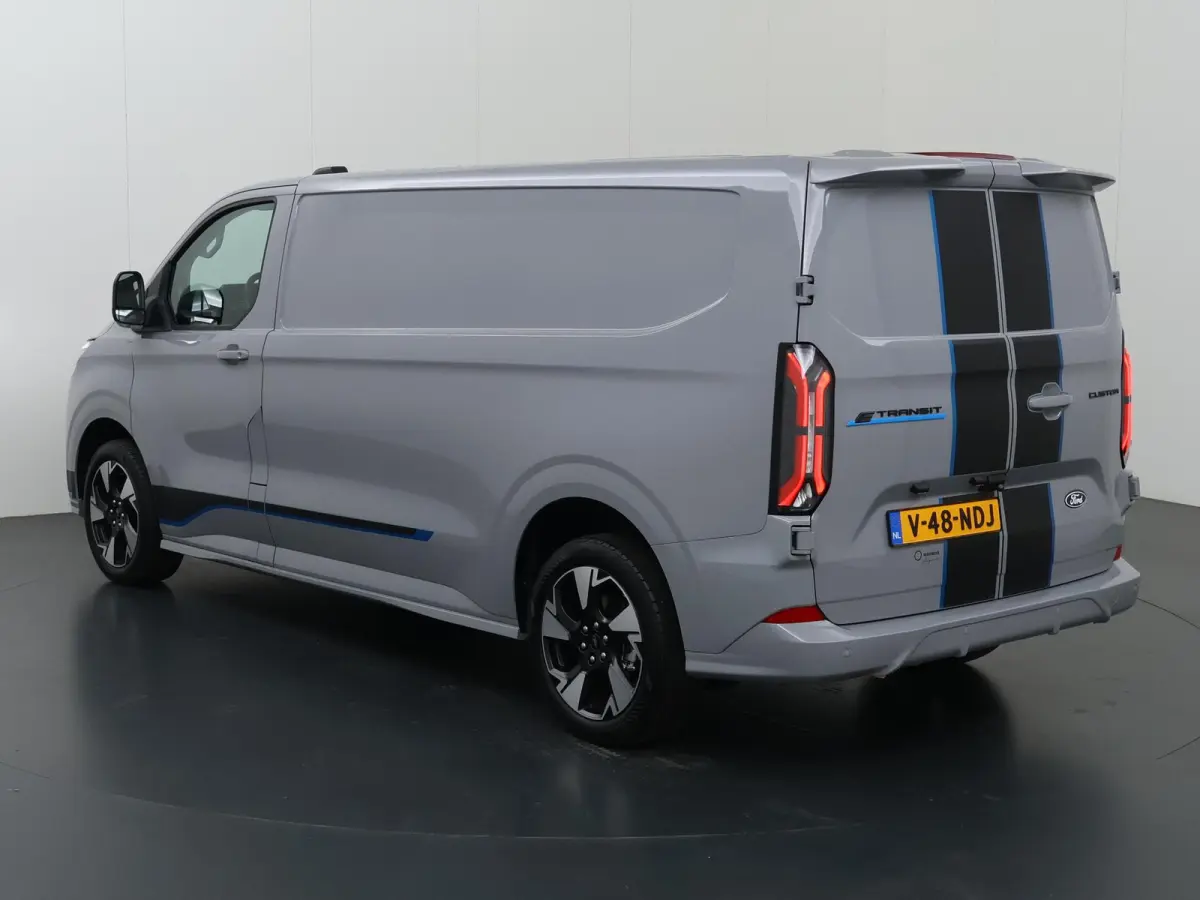 320 | L2 H1 | SPORT | 65 kWh | 301 KM RANGE WLTP | 2-ZITS | ADAPTIVE CRUISE CONTROL | LM VELGEN | SPOILER | PARKEERCAMERA | NAVIGATIE |