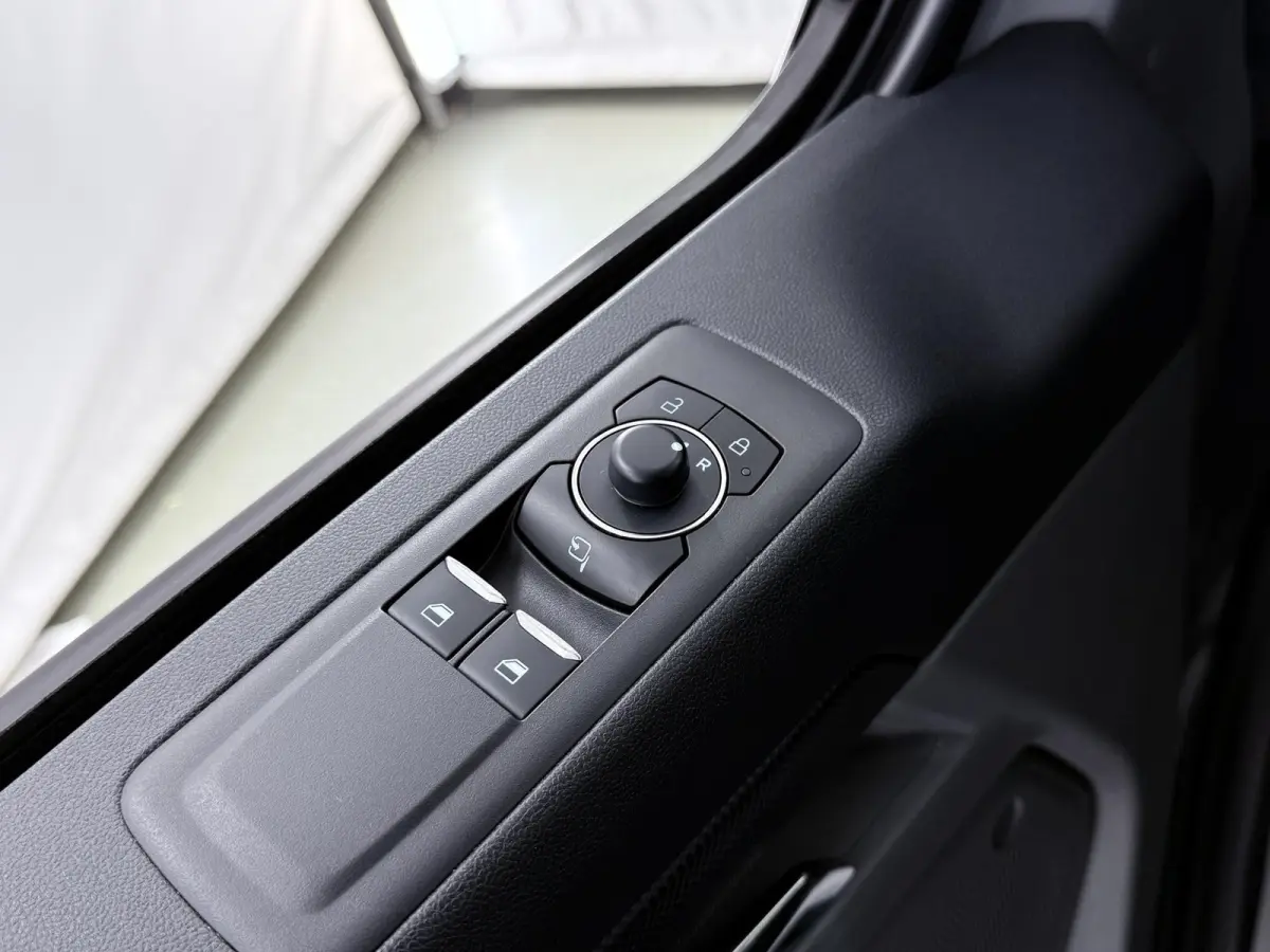320 | L2 H1 | SPORT | 65 kWh | 301 KM RANGE WLTP | 2-ZITS | ADAPTIVE CRUISE CONTROL | LM VELGEN | SPOILER | PARKEERCAMERA | NAVIGATIE |