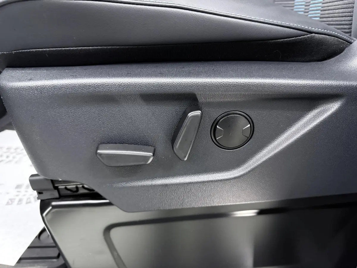 320 | L2 H1 | SPORT | 65 kWh | 301 KM RANGE WLTP | 2-ZITS | ADAPTIVE CRUISE CONTROL | LM VELGEN | SPOILER | PARKEERCAMERA | NAVIGATIE |