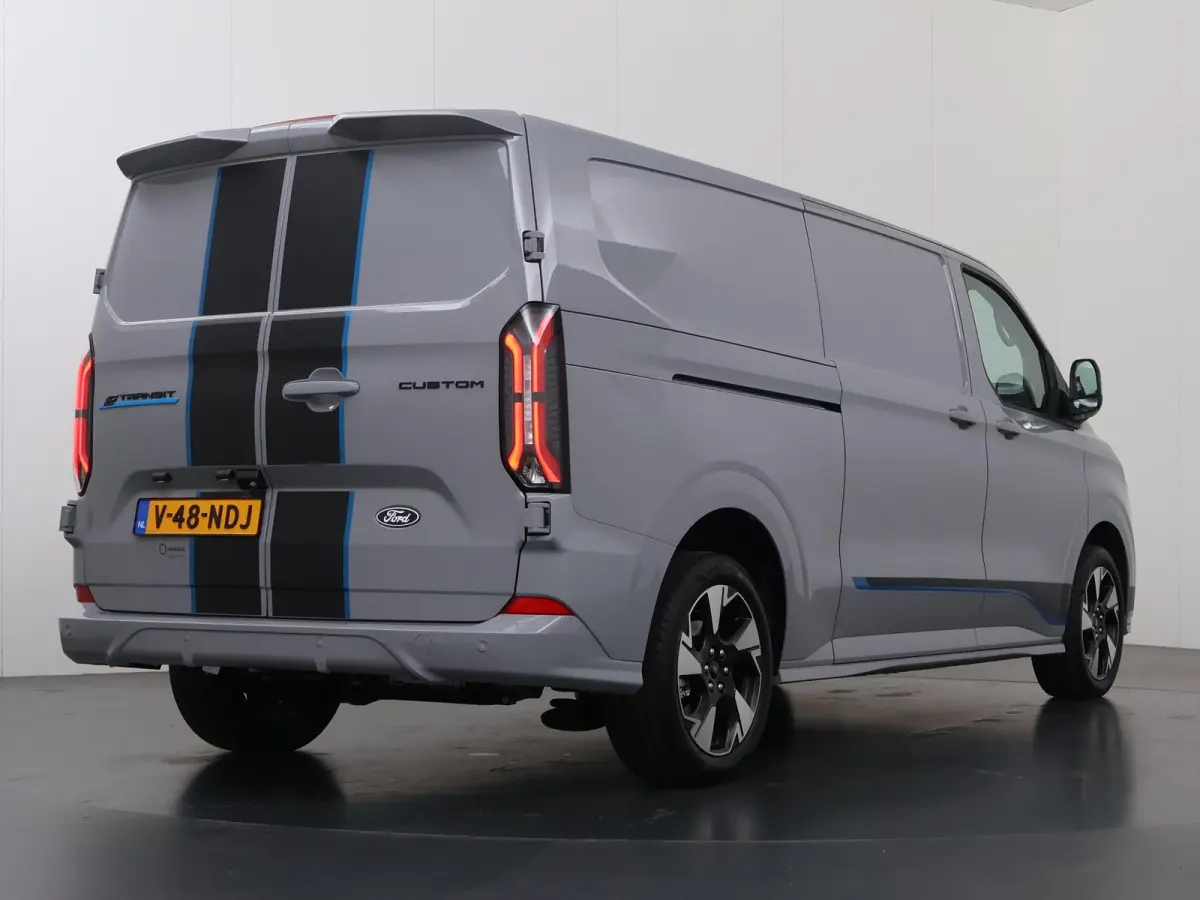 320 | L2 H1 | SPORT | 65 kWh | 301 KM RANGE WLTP | 2-ZITS | ADAPTIVE CRUISE CONTROL | LM VELGEN | SPOILER | PARKEERCAMERA | NAVIGATIE |