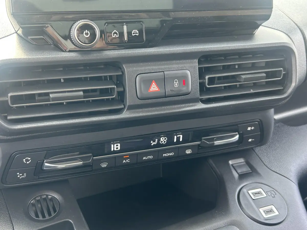 136 L2 50 kWh | 2 Zits | Camera | Stoelverwarming | Voorruitverwarming | Apple Carplay/Android Auto