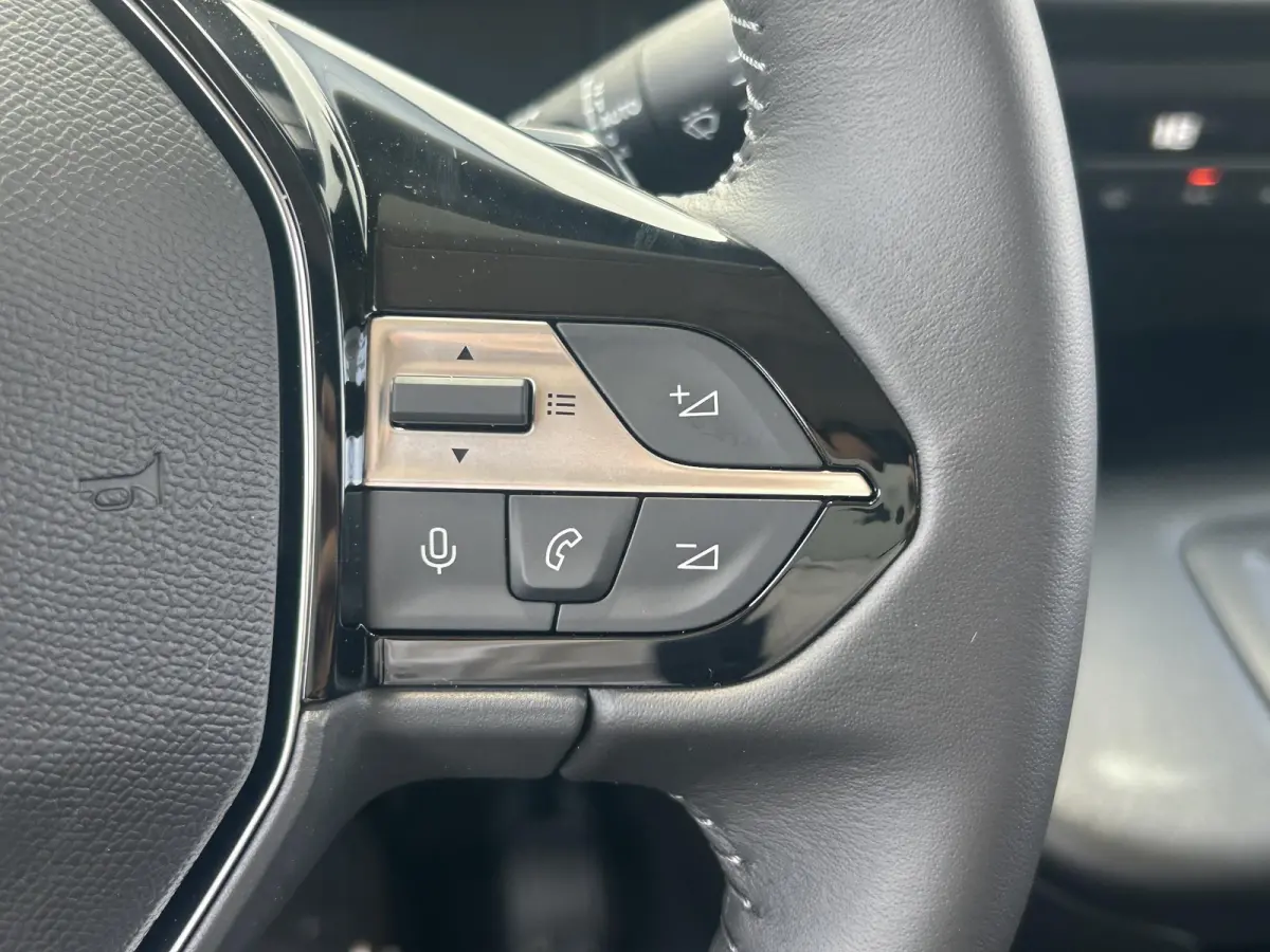136 L2 50 kWh | 2 Zits | Camera | Stoelverwarming | Voorruitverwarming | Apple Carplay/Android Auto
