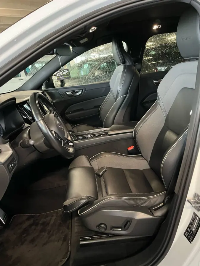 2.0 Recharge T8 AWD R-Design NIEUWSTAAT BTW-AUTO I Trekhaak I R-Design I Winterpakket I Blis I 21" I Leer I Camera I Pano I Carplay I Navi I