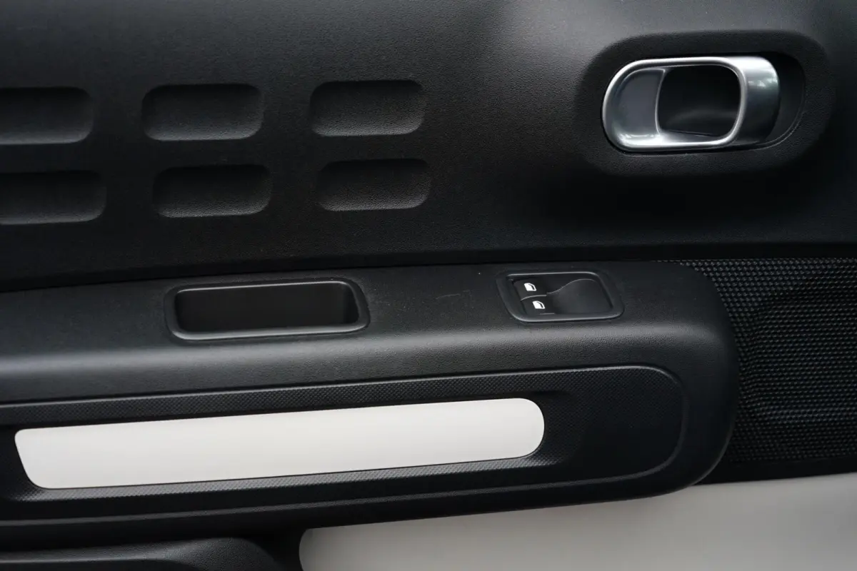 1.2 PureTech Feel, NL, CarPlay, PDC, clima, dis. v.v.