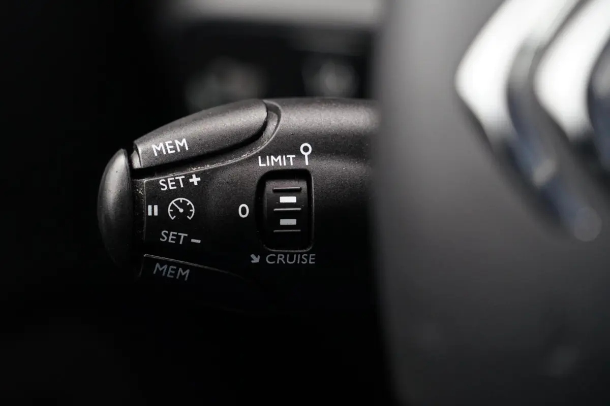 1.2 PureTech Feel, NL, CarPlay, PDC, clima, dis. v.v.