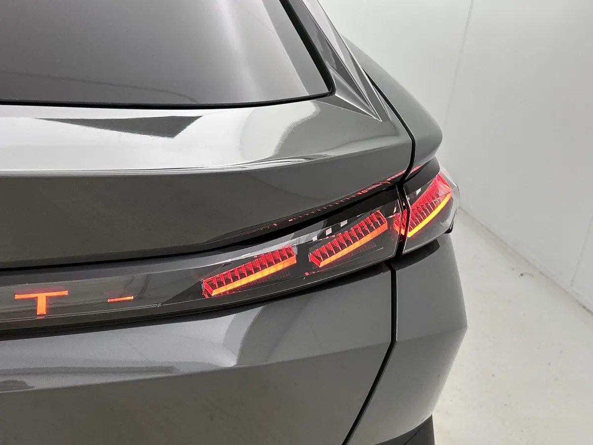 1.6 GT Exclusive Plug-In Hybrid 240 | Elektrisch Verstelbare Voorstoelen | Lederen Bekleding | Stoel/Stuurverwarming | Panoramisch Schuif/Kantel Dak | Handsfree Kofferklep |