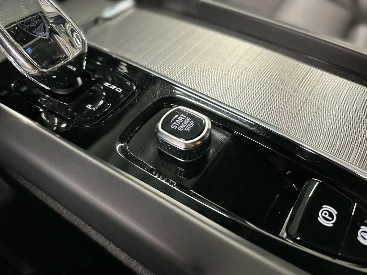 2.0 T6 Plug-in hybrid AWD Plus Dark R-Design Automaat | Leder | SOH 99,29%