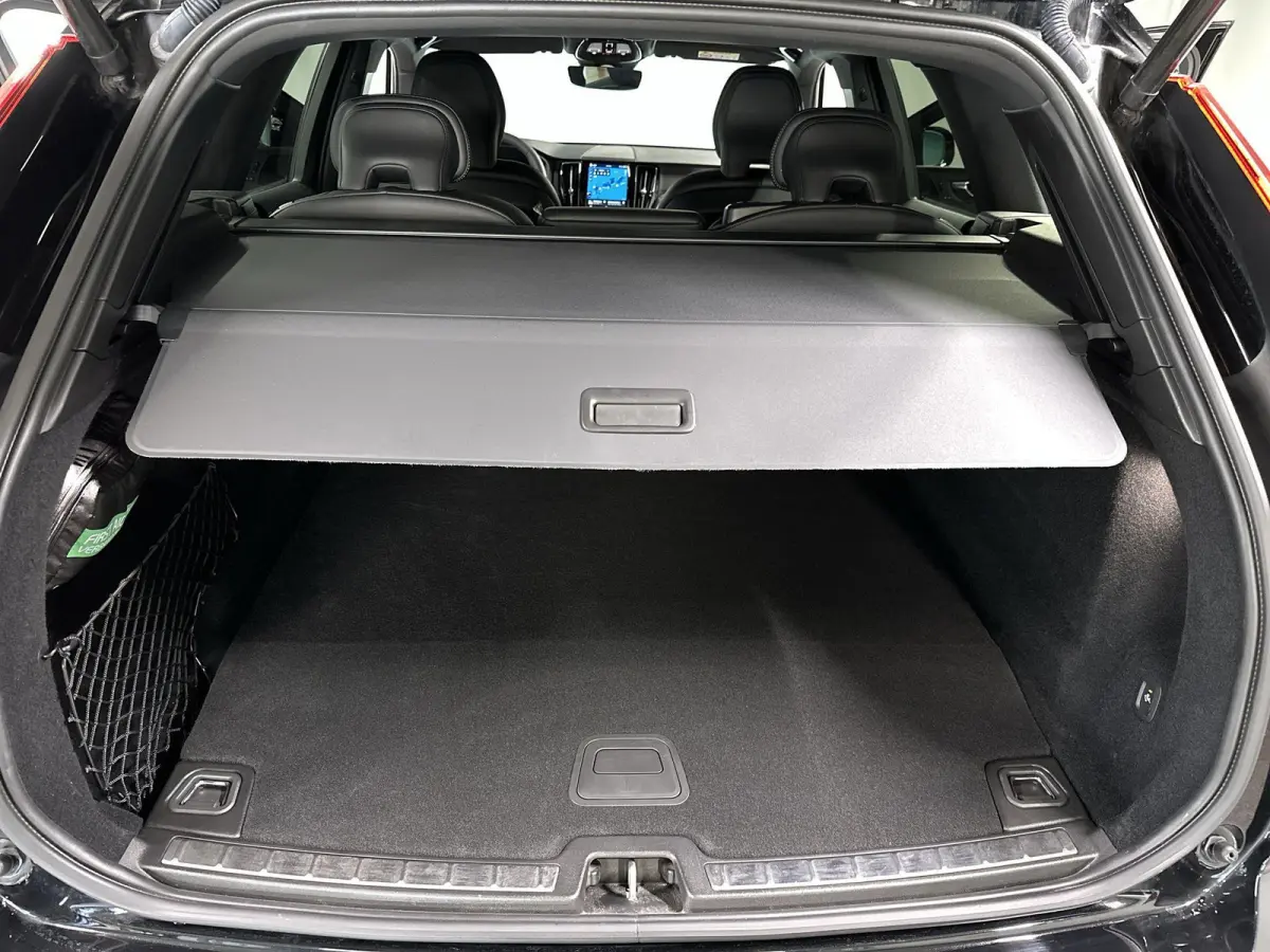 2.0 T6 Plug-in hybrid AWD Plus Dark R-Design Automaat | Leder | SOH 99,29%