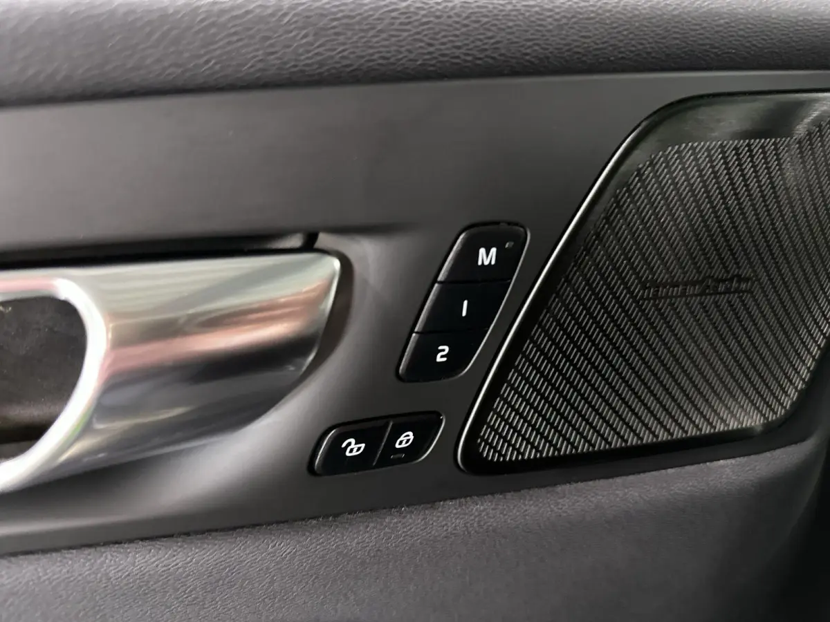 2.0 T6 Plug-in hybrid AWD Plus Dark R-Design Automaat | Leder | SOH 99,29%