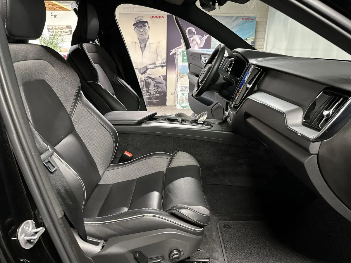 2.0 T6 Plug-in hybrid AWD Plus Dark R-Design Automaat | Leder | SOH 99,29%