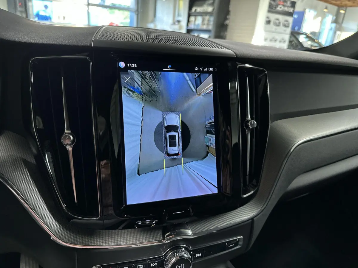 2.0 T6 Plug-in hybrid AWD Plus Dark R-Design Automaat | Leder | SOH 99,29%