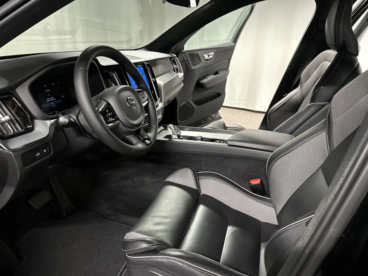 2.0 T6 Plug-in hybrid AWD Plus Dark R-Design Automaat | Leder | SOH 99,29%