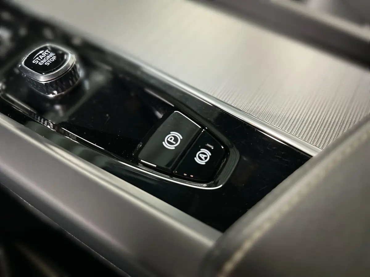 2.0 T6 Plug-in hybrid AWD Plus Dark R-Design Automaat | Leder | SOH 99,29%