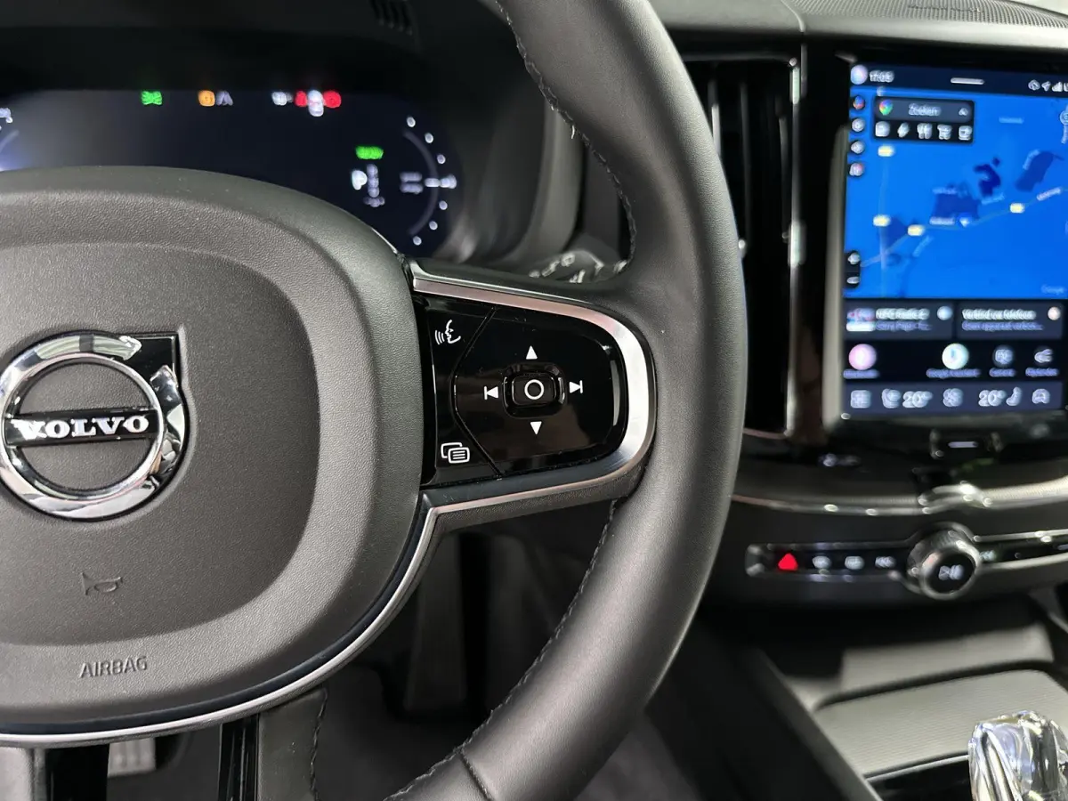 2.0 T6 Plug-in hybrid AWD Plus Dark R-Design Automaat | Leder | SOH 99,29%