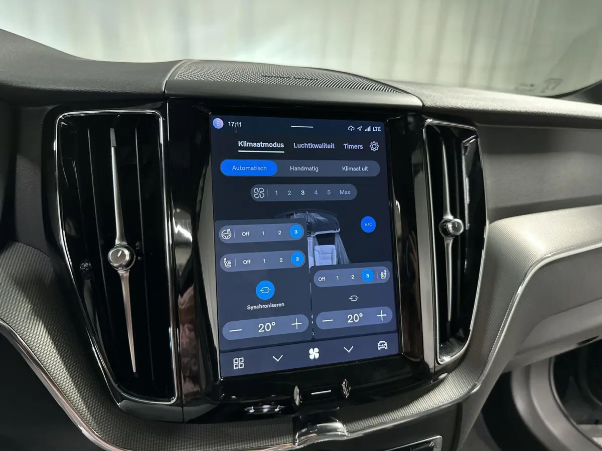 2.0 T6 Plug-in hybrid AWD Plus Dark R-Design Automaat | Leder | SOH 99,29%