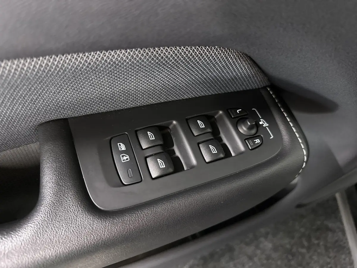 2.0 T6 Plug-in hybrid AWD Plus Dark R-Design Automaat | Leder | SOH 99,29%