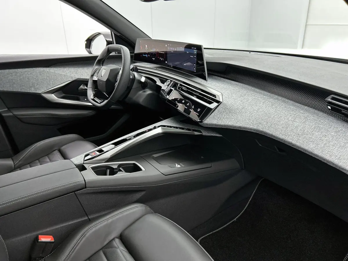 1.6 Plug-in Hybrid 195 GT Exclusive 7p | Elektrisch Verstelbare Voorstoelen | Lederen Bekleding | Verwarmde/Geventileerde Voorstoelen | Panoramisch Schuif/Kantel Dak | Handsfree Kofferklep |