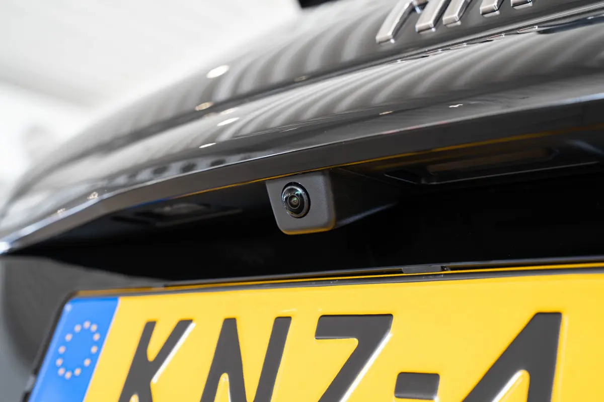 1.2 Hybrid La Prima | Tot 8 Jaar Garantie | Camera | Elektrische Achterklep | Dolce-Vita Pack | Keyless | Stoelverwarming | Voorruit Verwarming |