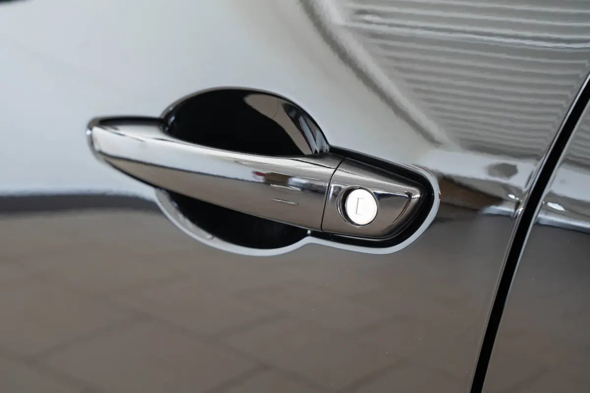 1.2 Hybrid La Prima | Tot 8 Jaar Garantie | Camera | Elektrische Achterklep | Dolce-Vita Pack | Keyless | Stoelverwarming | Voorruit Verwarming |