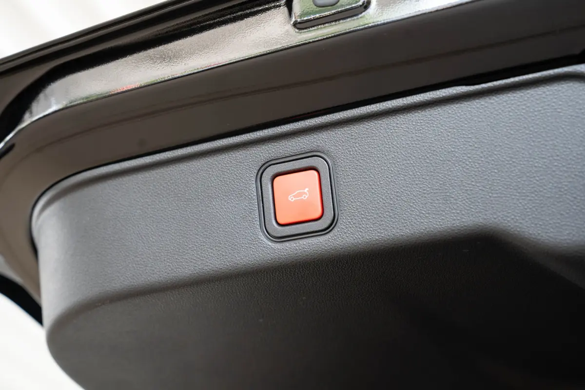1.2 Hybrid La Prima | Tot 8 Jaar Garantie | Camera | Elektrische Achterklep | Dolce-Vita Pack | Keyless | Stoelverwarming | Voorruit Verwarming |