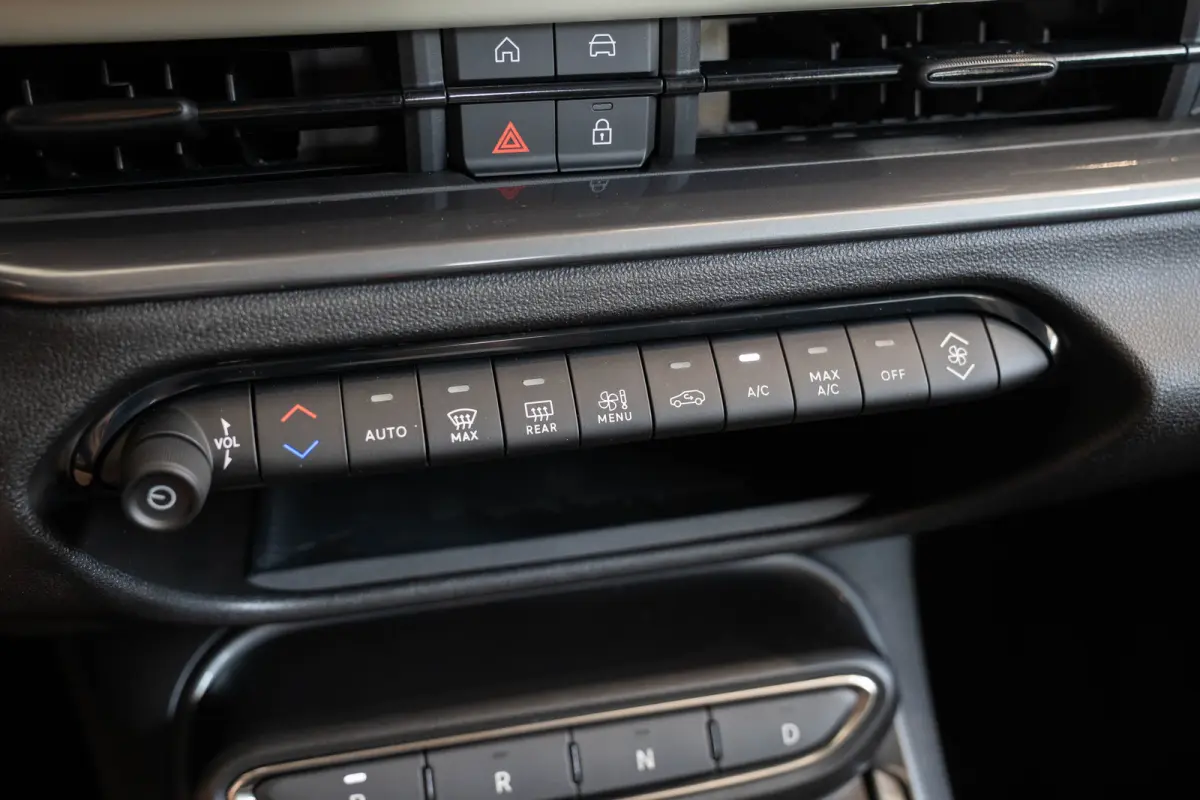 1.2 Hybrid La Prima | Tot 8 Jaar Garantie | Camera | Elektrische Achterklep | Dolce-Vita Pack | Keyless | Stoelverwarming | Voorruit Verwarming |