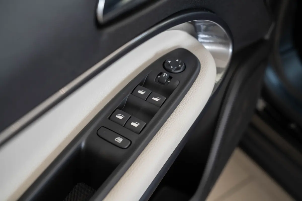 1.2 Hybrid La Prima | Tot 8 Jaar Garantie | Camera | Elektrische Achterklep | Dolce-Vita Pack | Keyless | Stoelverwarming | Voorruit Verwarming |