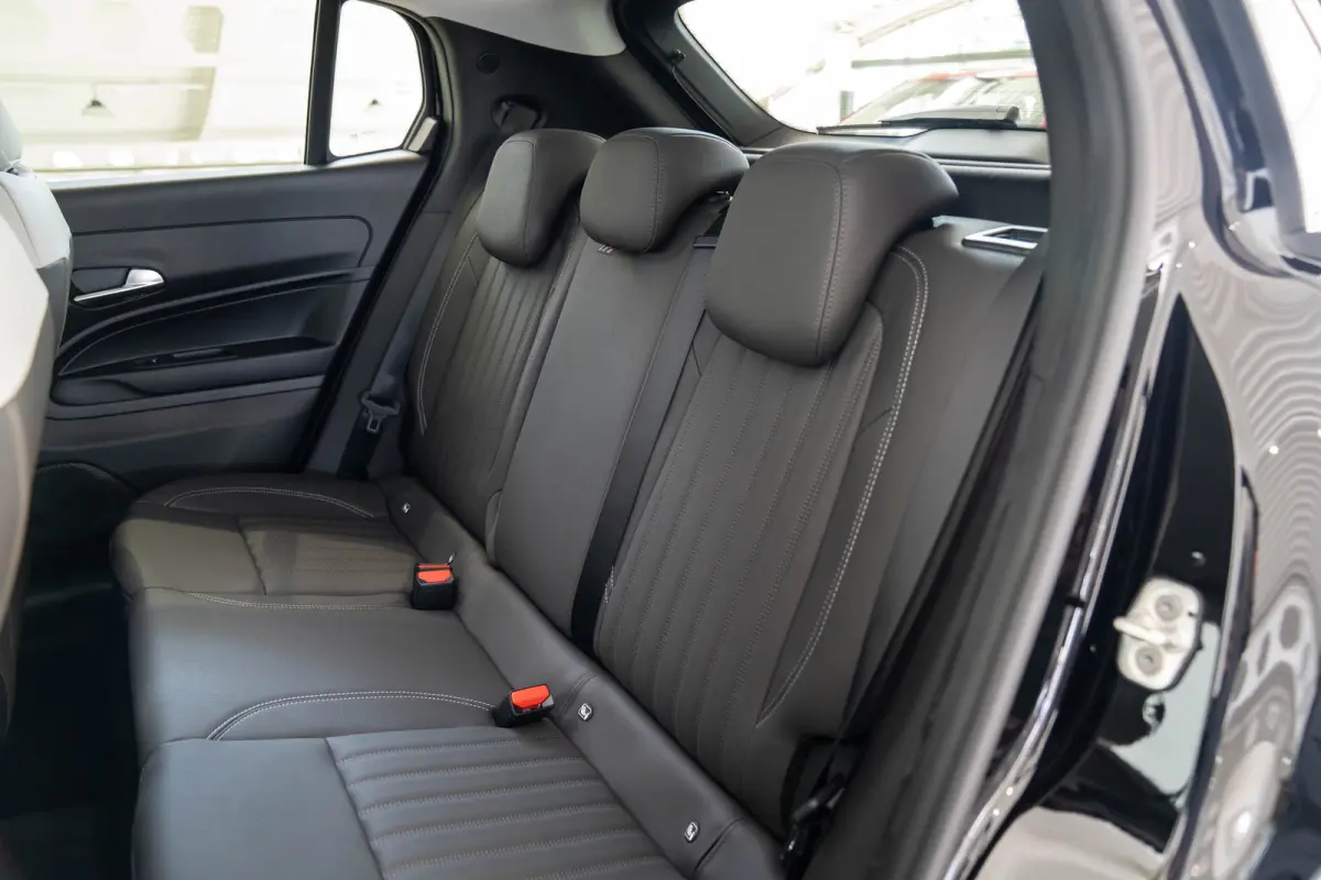 1.2 Hybrid La Prima | Tot 8 Jaar Garantie | Camera | Elektrische Achterklep | Dolce-Vita Pack | Keyless | Stoelverwarming | Voorruit Verwarming |