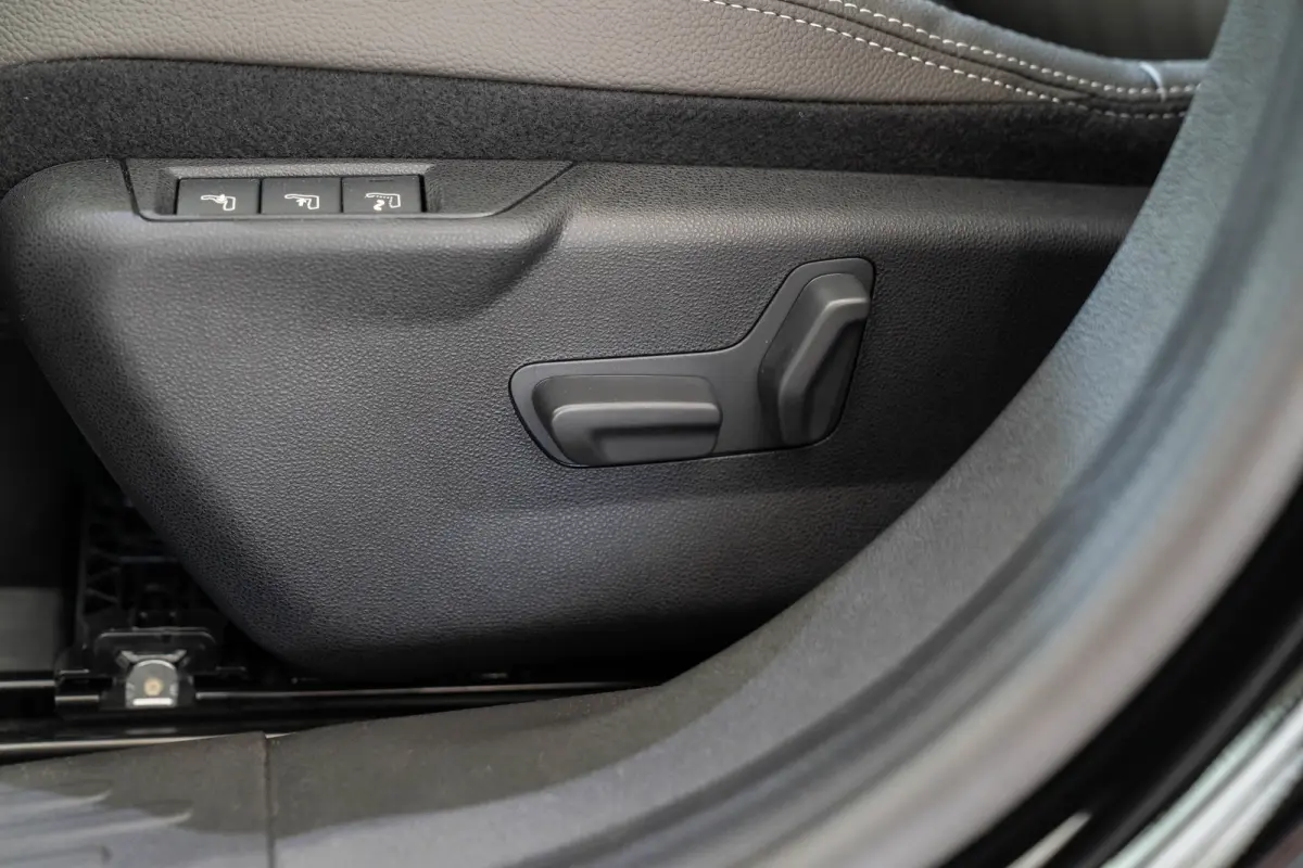 1.2 Hybrid La Prima | Tot 8 Jaar Garantie | Camera | Elektrische Achterklep | Dolce-Vita Pack | Keyless | Stoelverwarming | Voorruit Verwarming |