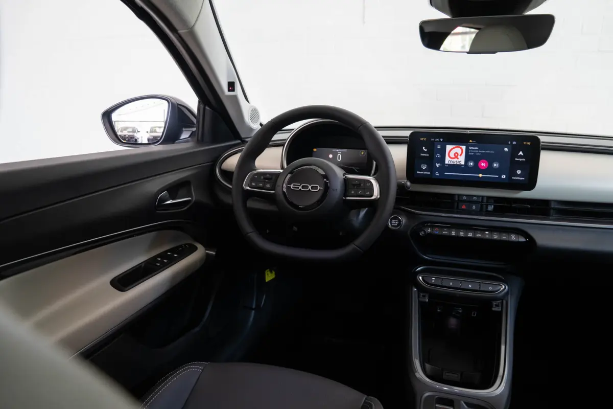 1.2 Hybrid La Prima | Tot 8 Jaar Garantie | Camera | Elektrische Achterklep | Dolce-Vita Pack | Keyless | Stoelverwarming | Voorruit Verwarming |