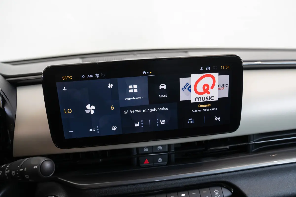1.2 Hybrid La Prima | Tot 8 Jaar Garantie | Camera | Elektrische Achterklep | Dolce-Vita Pack | Keyless | Stoelverwarming | Voorruit Verwarming |