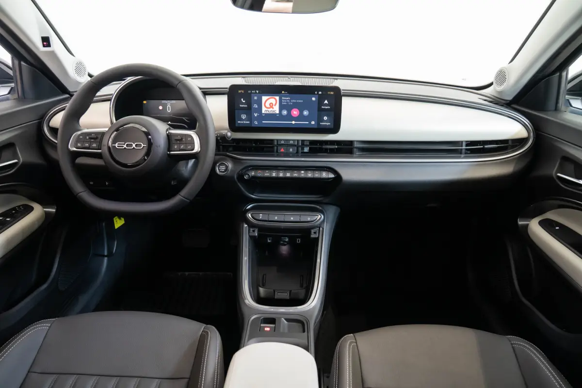 1.2 Hybrid La Prima | Tot 8 Jaar Garantie | Camera | Elektrische Achterklep | Dolce-Vita Pack | Keyless | Stoelverwarming | Voorruit Verwarming |