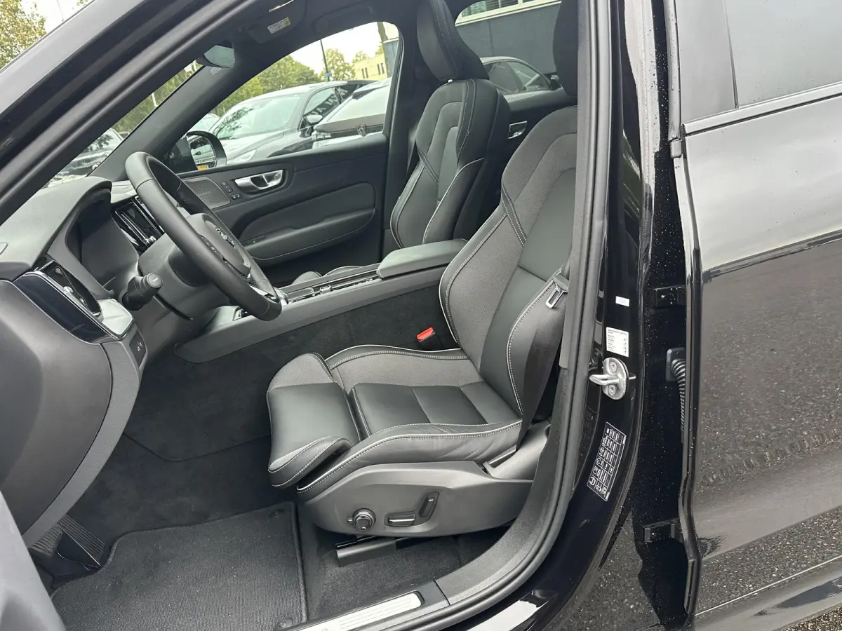 2.0 T6 Plug-in hybrid AWD Plus Black Edition SOH 100%| LUCHTVERING!| ELEK. TREKHAAK| SUPER COMPLEET!| 360 CAMERA| HARMAN KARDON| ACHTERBANK VERWARMD|