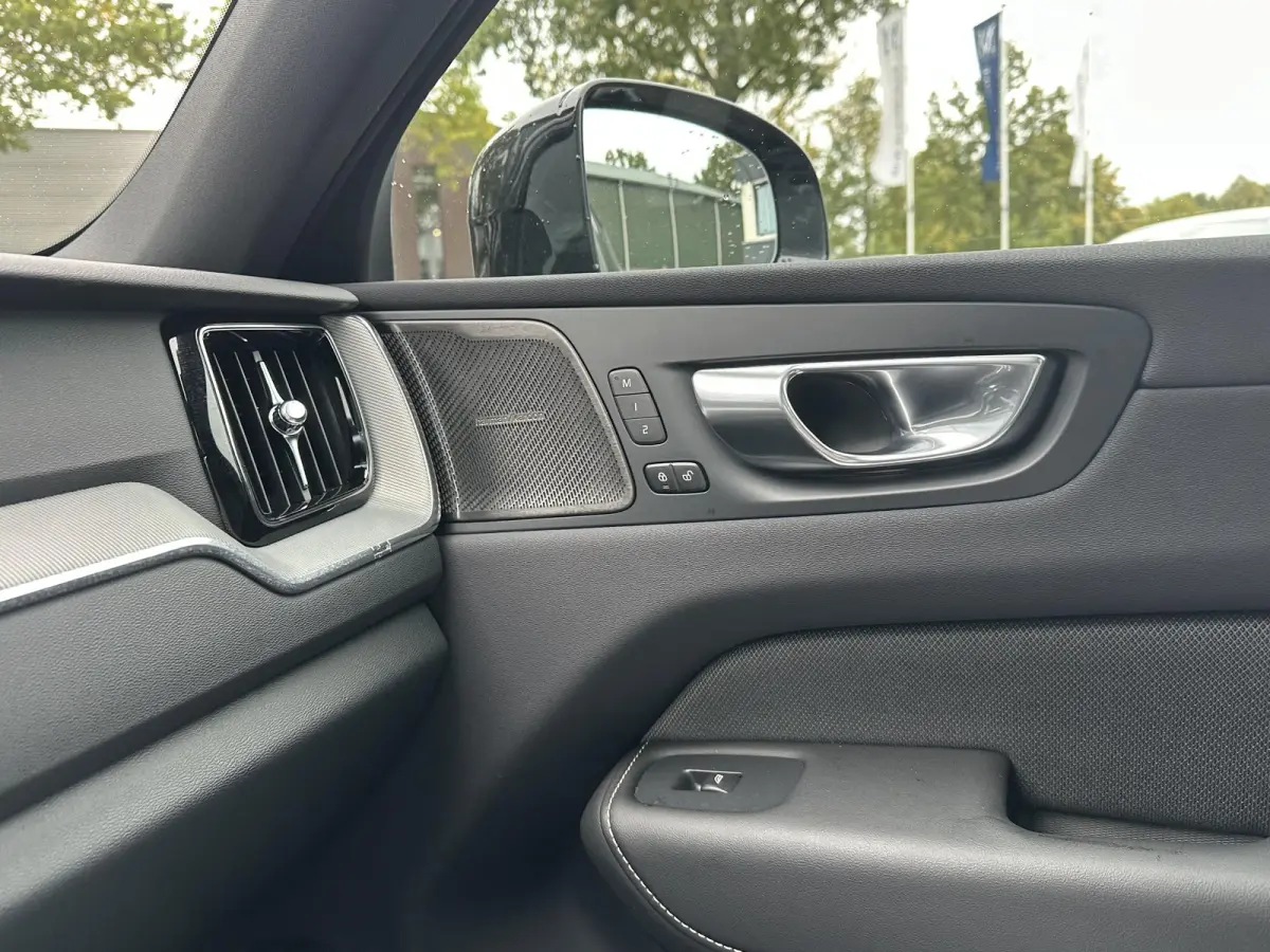 2.0 T6 Plug-in hybrid AWD Plus Black Edition SOH 100%| LUCHTVERING!| ELEK. TREKHAAK| SUPER COMPLEET!| 360 CAMERA| HARMAN KARDON| ACHTERBANK VERWARMD|