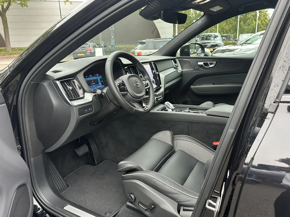 2.0 T6 Plug-in hybrid AWD Plus Black Edition SOH 100%| LUCHTVERING!| ELEK. TREKHAAK| SUPER COMPLEET!| 360 CAMERA| HARMAN KARDON| ACHTERBANK VERWARMD|